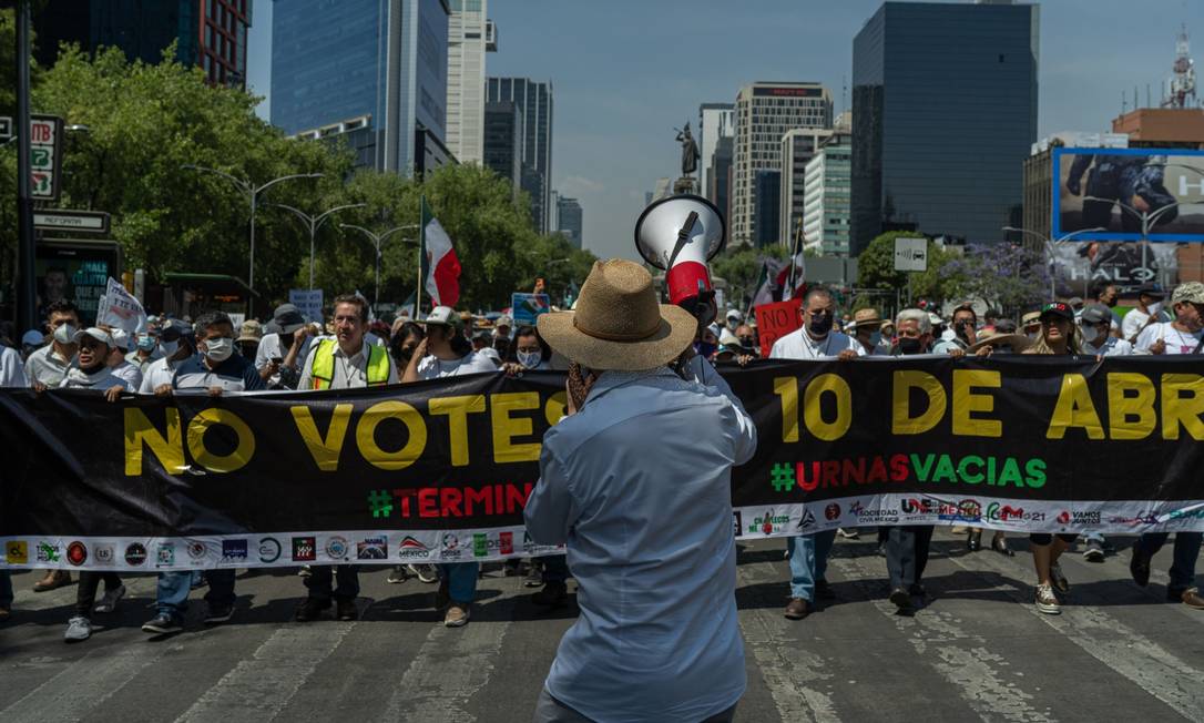 Manifestantes marcham em protesto contra o presidente Andres Manuel Lopez Obrador na Cidade do México: crise política Foto: Alejandro Cegarra / Bloomberg/3-4-2022