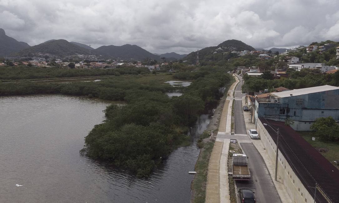 
A via às margens da Lagoa de Piratininga, próximo à Ilha do Modesto, já está asfaltada e com calçamento
Foto:
Agência O Globo
/
Márcio Menasce
