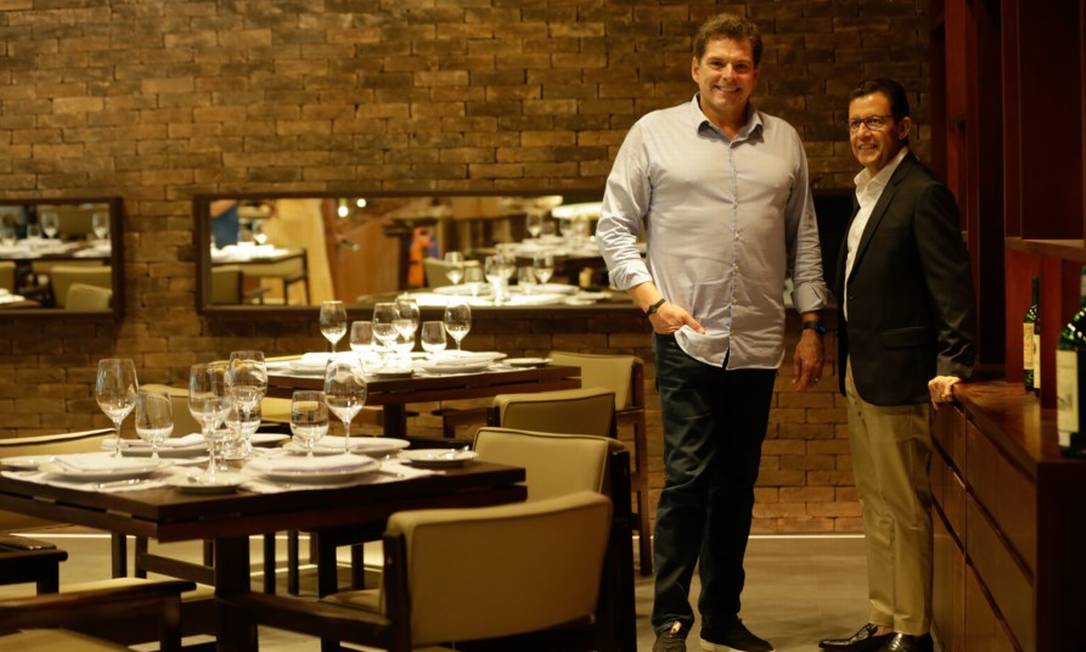 Alexandre Accioly (à esquerda) e Atagerdes Alves, sócios dos restaurantes Casa Tua Cucina e Casa Tua Forneria, na Avenida Erico Verissimo
Foto: Roberto Moreyra