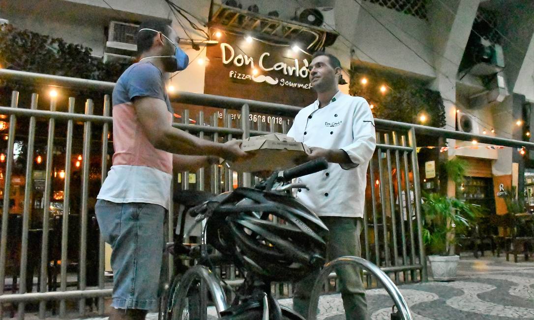 
O chef Carlos Alcantara, da Don Carlo’s Pizza Gourmet, no Ingá, com cliente ciclista: 20% de desconto
Foto:
Divulgação
/
Bruno Eduardo Alves
