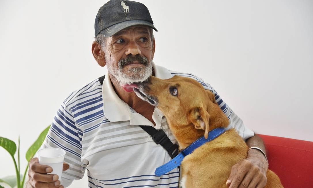 Seu Modesto em reecontro com o cão Valente Foto: Foto: Clarildo Menezes/ Divulgação