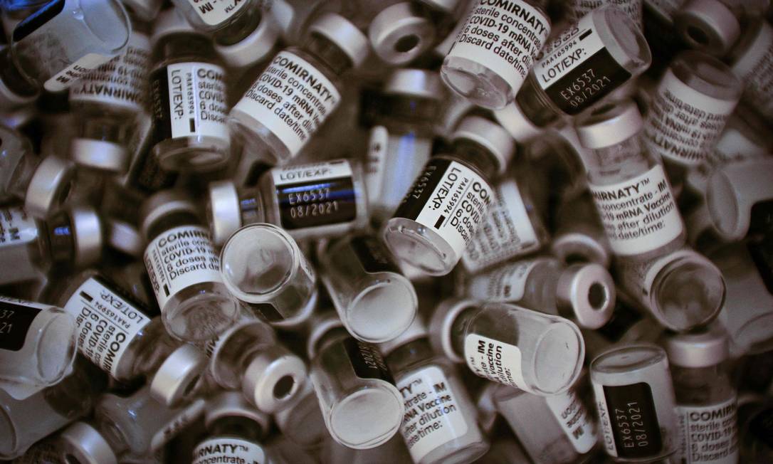 Frascos da vacina da Pfizer: 35,3% das pessoas do mundo ainda não receberam sequer uma aplicação de vacina Foto: MARTIN BUREAU / AFP