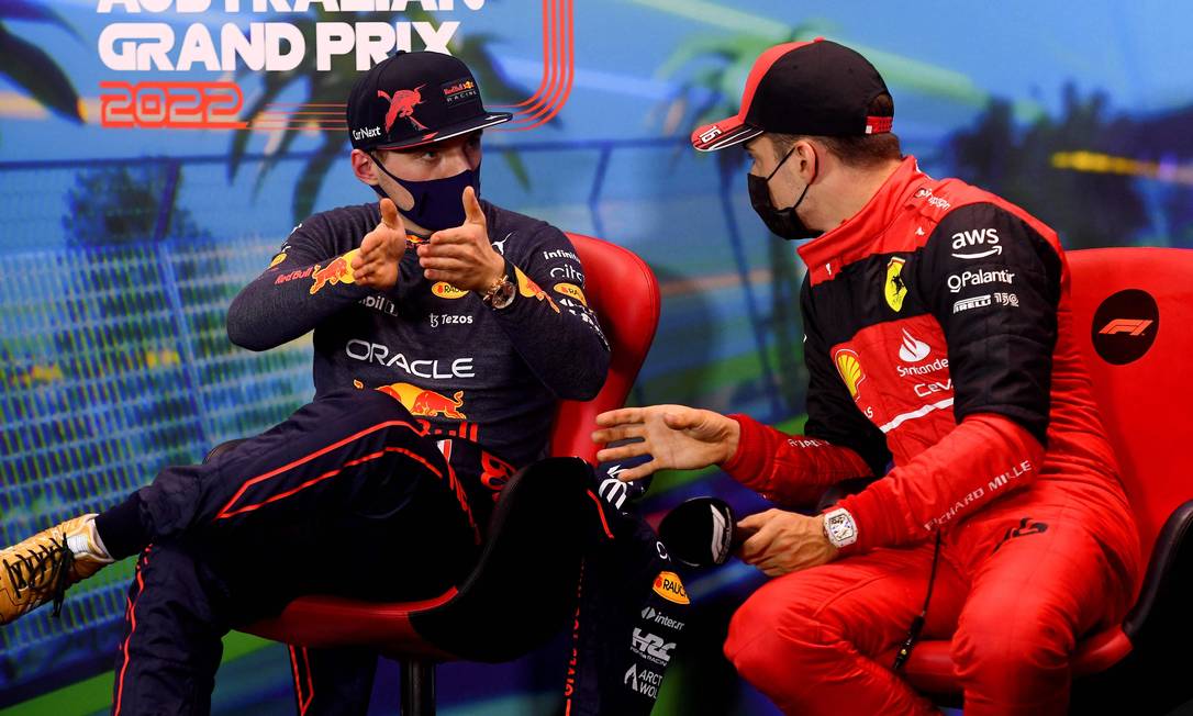 O novo duelo da Fórmula 1: Charles Leclerc, da Ferrari, conversa com Max Verstappen durante a entrevista coletiva em Melbourne Foto: WILLIAM WEST / AFP