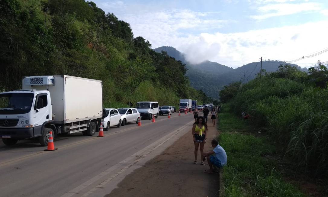 Motoristas esperam a liberação da estrada na altura de Conceição de Jacareí, em Mangaratiba. Foto: Domingos Peixoto / Agência O Globo