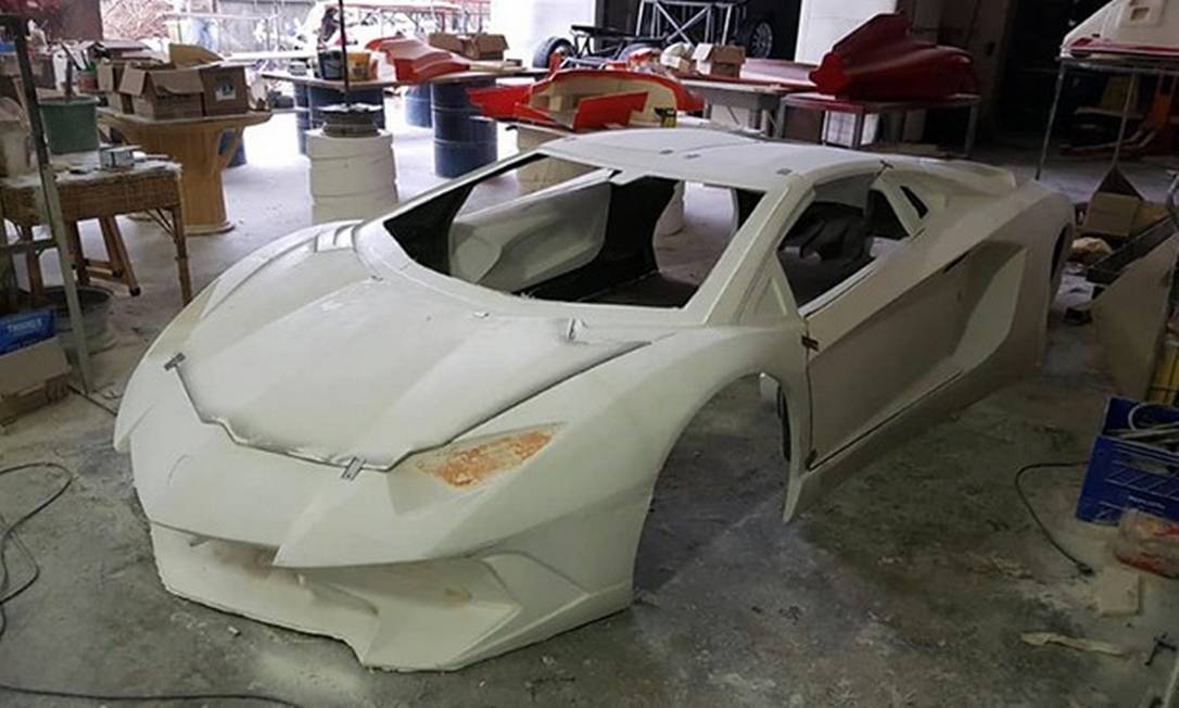 Réplica da carroceria de um Lamborghini Aventador em fabricação Foto: Reprodução