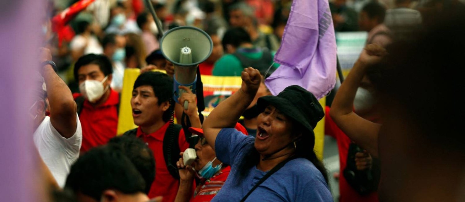 Manifestantes protestam contra o governo de Castillo em Lima: insatisfação peruana está ligada à alta dos preços, principalmente de alimentos e combustíveis. Foto: GIAN MASKO / AFP