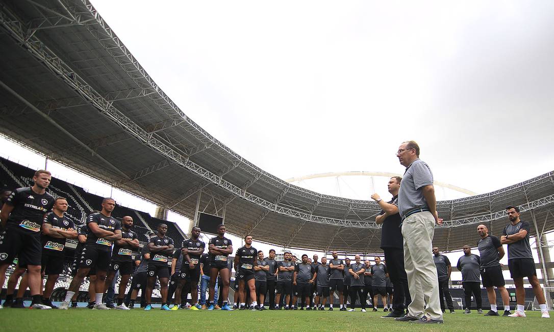 John Textor e André Mazzuco com o elenco do Botafogo no estádio Nilton Santos. Foto: Vitor Silva