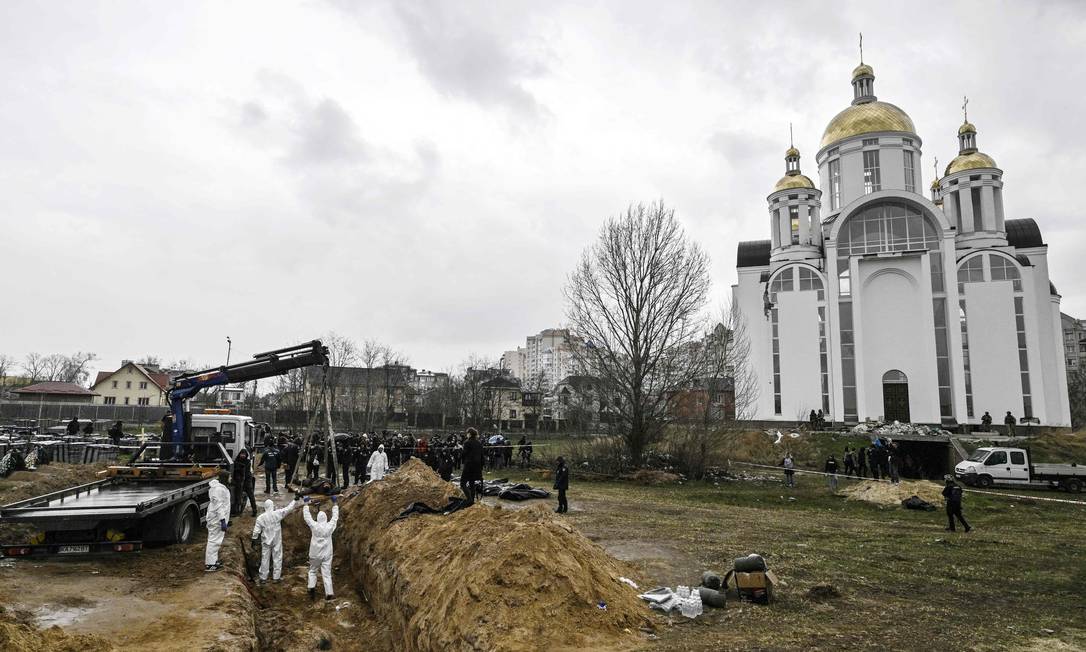 Em Bucha, vila próxima a Buzova, uma vala comum com centenas de corpos foi encontrada Foto: GENYA SAVILOV / AFP