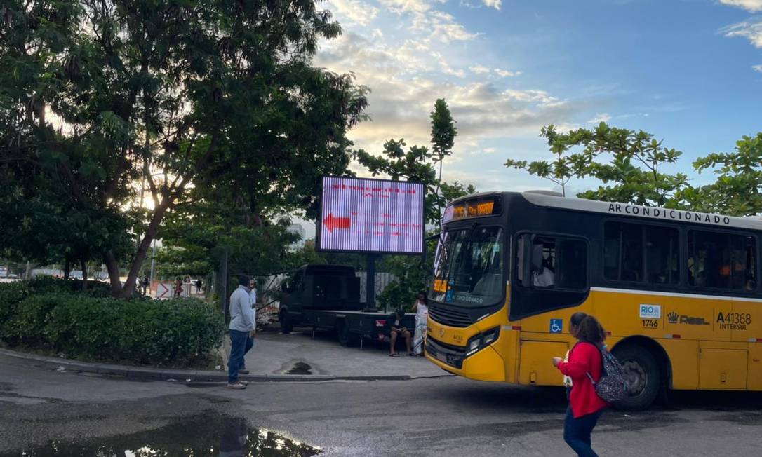 Painel foi instalado para orientar passageiros sobre mudança no itinerário de linhas de ônibus após desativação de terminal Foto: Divulgação