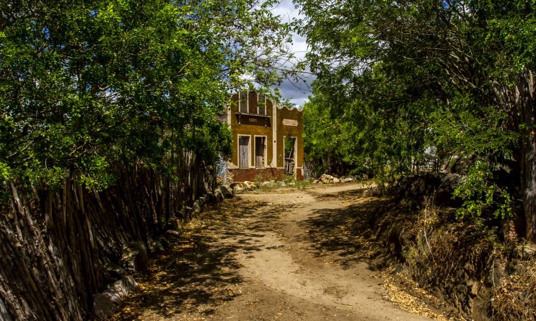 A estrada de terra que chega a Ilha do Ferro, em Alagoas Foto: Ricardo Ledo / Agência O Globo