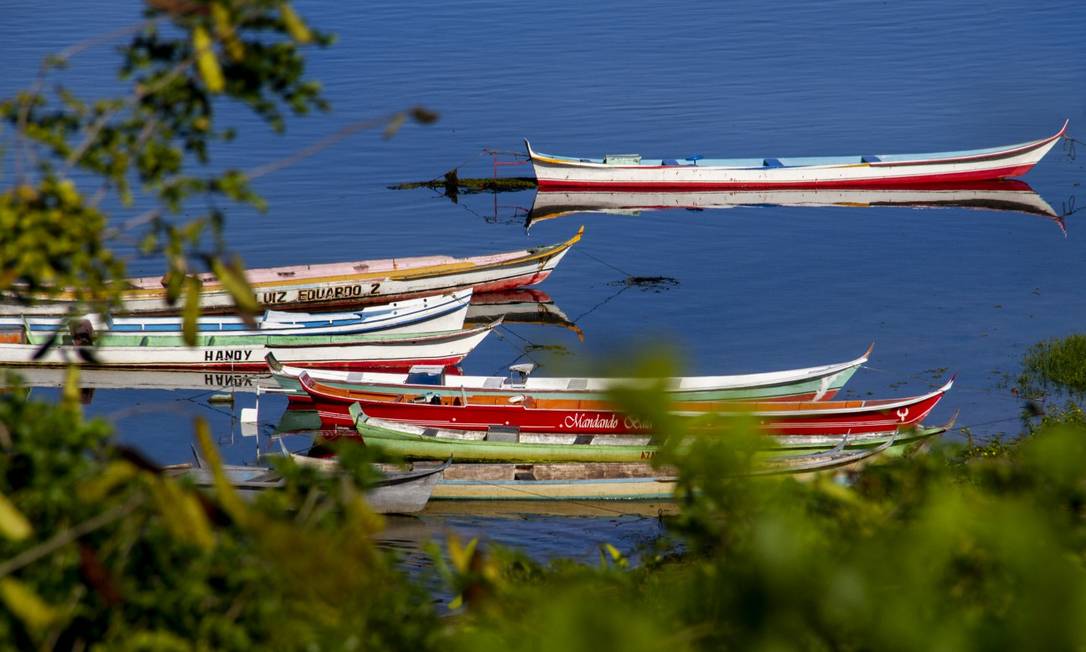Canoas na Ilha do Ferro, em Alagoas Foto: Ricardo Ledo / Agência O Globo