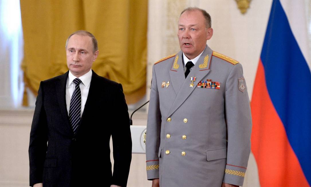 Putin e Dvornikov durante uma cerimônia de premiação em Moscou Foto: SPUTNIK / via REUTERS