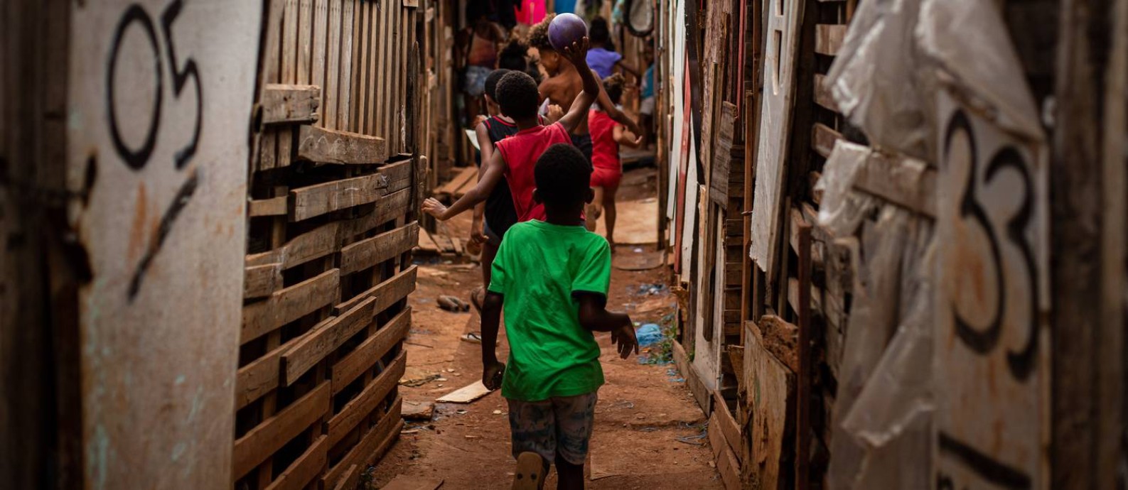 Crianças circulam em favela de Santa Cruz, na Zona Norte do Rio Foto: Hermes de Paula/1-7-2020 / Agência O Globo