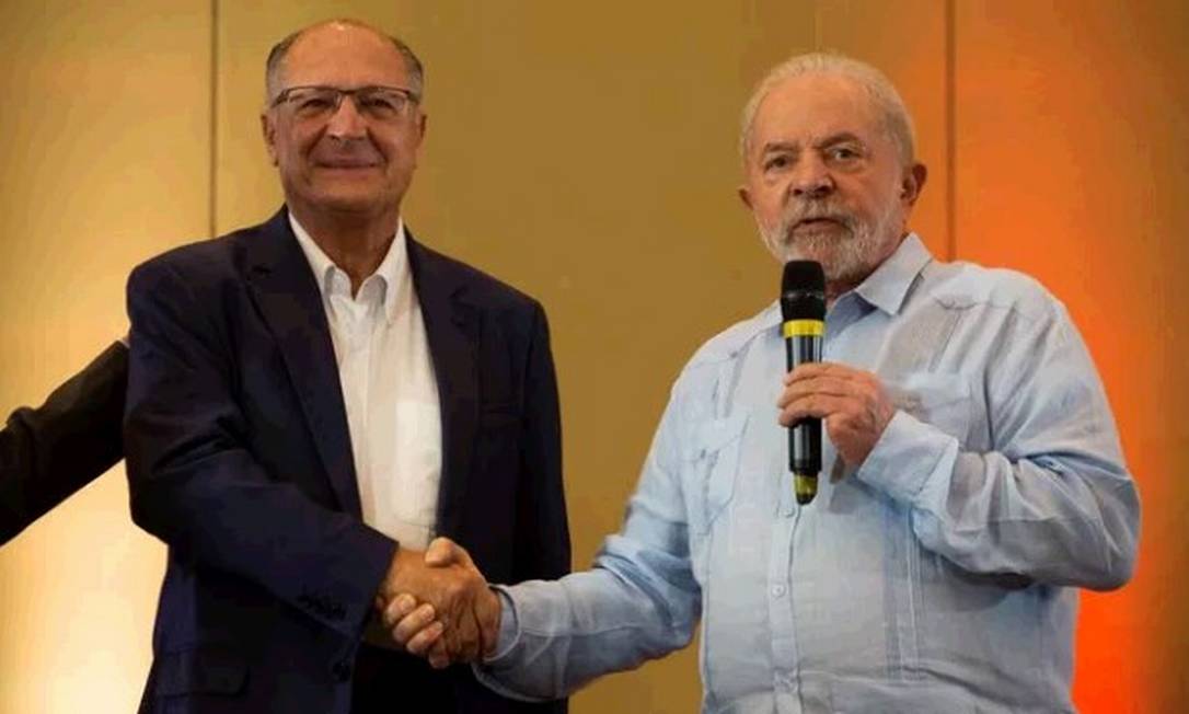 Alckmin e Lula no evento em que o petista indicou o ex-governador como vice Foto: Maria Isabel Oliveira / Agência O Globo
