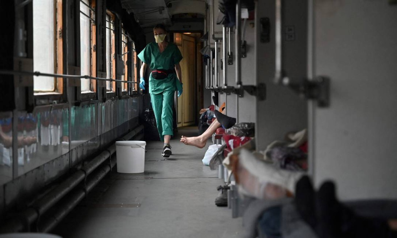 MSF, em cooperação com as ferrovias ucranianas e o Ministério da Saúde, acaba de concluir um novo encaminhamento médico de 48 pacientes, vindos de hospitais próximos à linha de frente no leste do país afetado pela guerra Foto: GENYA SAVILOV / AFP