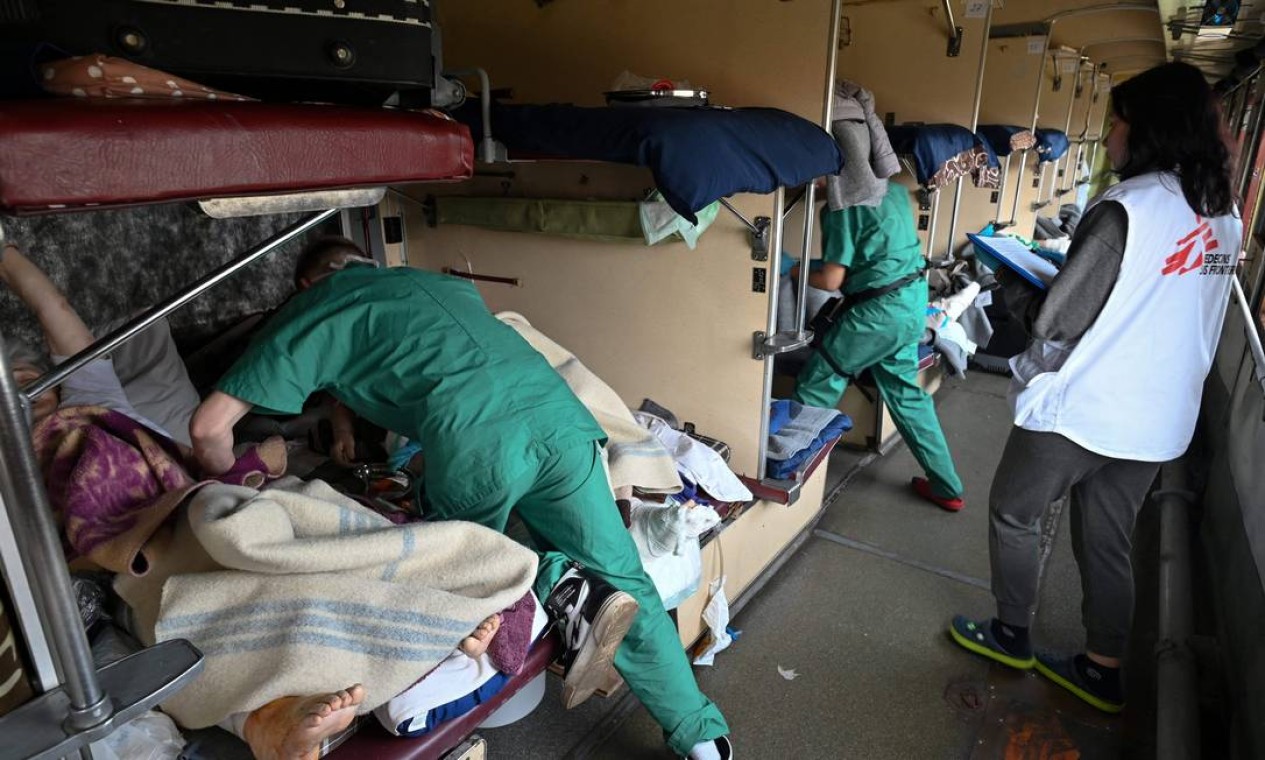 Médicos Sem Fronteiras operaram vagões hospitais para retirada de pacientes em estado grave da linha de frente na Ucrânia Foto: GENYA SAVILOV / AFP
