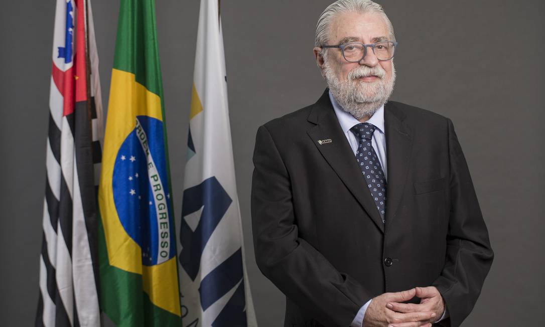 O ginecologista e obstetra César Fernandes, 71, está à frente da Associação Médica Brasileira (AMB). Foto: Divulgação / AMB