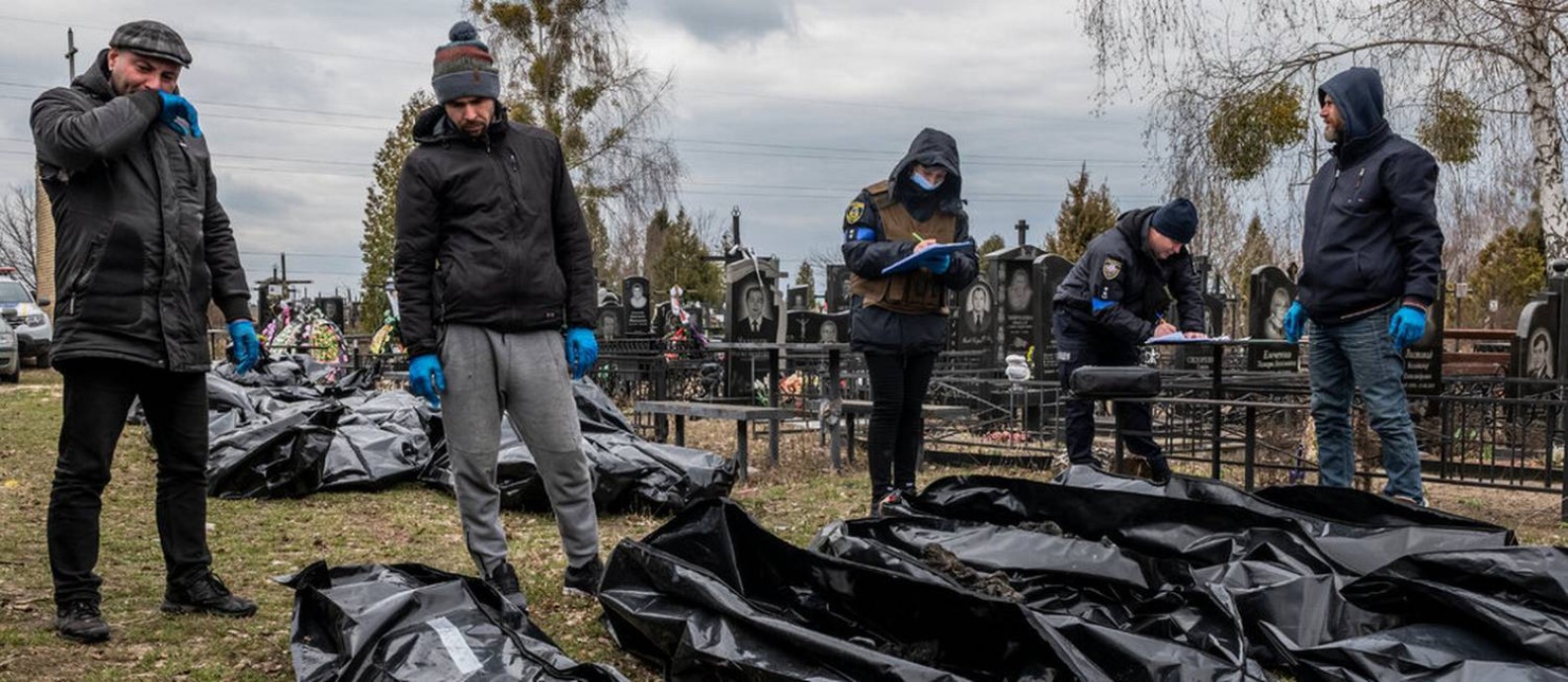 Restos queimados de uma família de quatro pessoas foram encontrados em uma pilha de seis corpos em Bucha Foto: Daniel Berehulak/New York Times