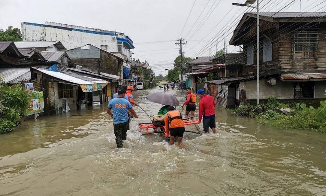 Filipinas enfrentam tempestade, inundações e deslizamentos Foto: - / AFP
