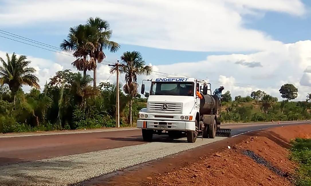 Pavimentação. Caminhão da Engefort em estrada do Maranhão, onde fica a sede da empreiteira: construtora foi a que mais recebeu repasses da Codevasf em 2021, informa o Portal da Transparência Foto: Agência O Globo