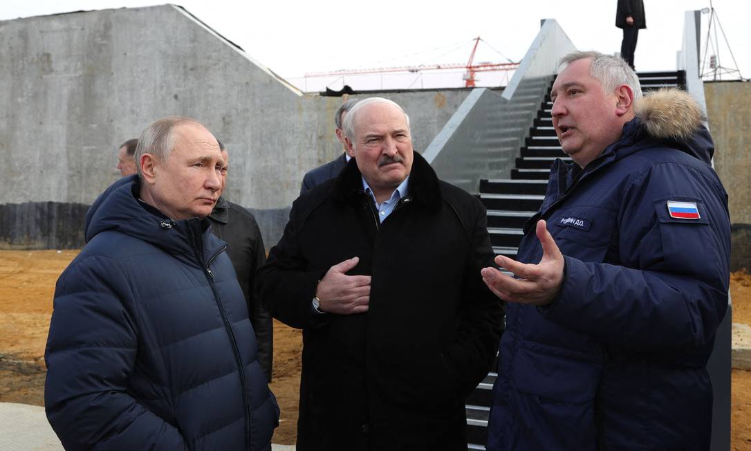 O presidente Vladimir Putin, acompanhado do bielorrusso, Aleksandr Lukashenko, visita ao cosmódromo de Vostochni Foto: MIKHAIL KLIMENTYEV / AFP