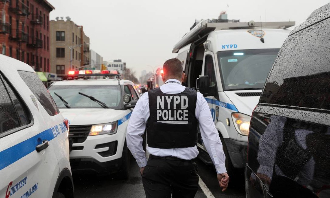 Polícia de Nova York trabalha próximo à estação de Metrô no Brooklyn, onde aconteceu o atentado Foto: BRENDAN MCDERMID / REUTERS