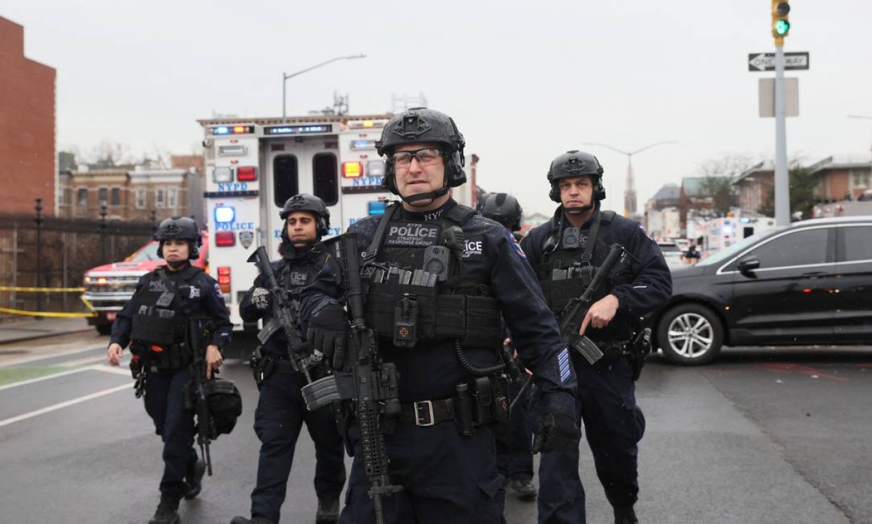 Policiamento foi reforçado nos arredores da estação de metrô do Brooklyn Foto: BRENDAN MCDERMID / REUTERS