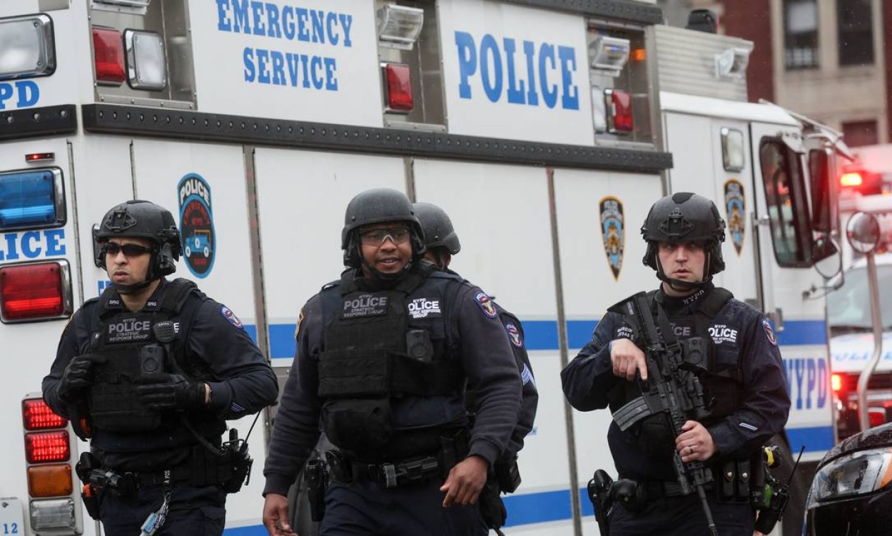 Policiamento foi reforçado nos arredores da estação de metrô do Brooklyn Foto: BRENDAN MCDERMID / REUTERS