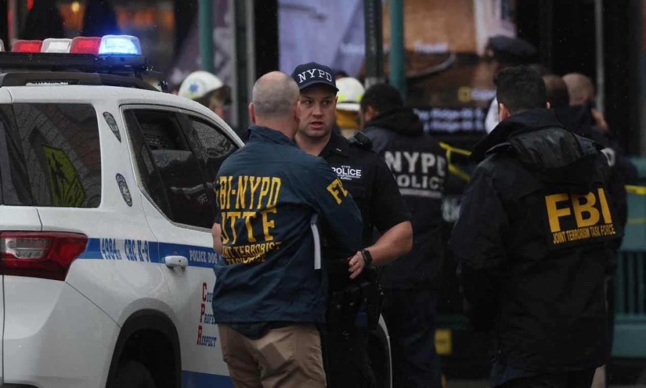 Agentes do FBI chegam ao Brooklyn para acompanhar a ocorrência Foto: BRENDAN MCDERMID / REUTERS