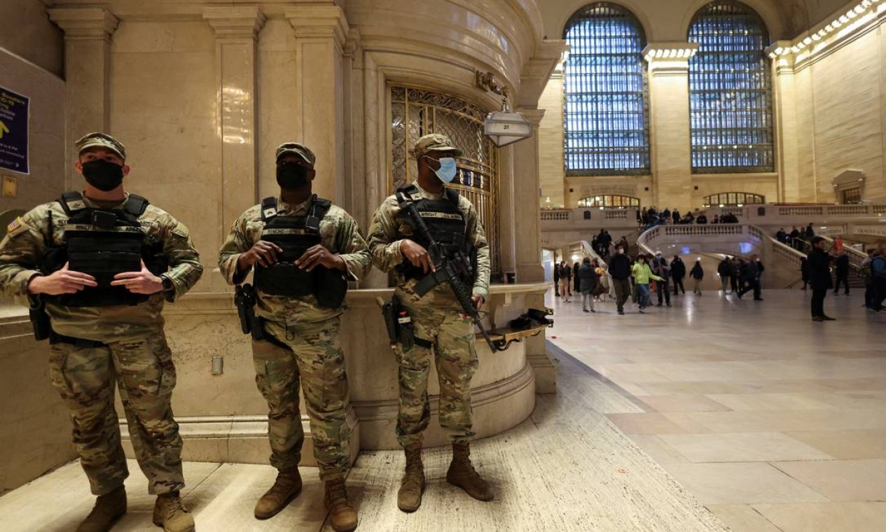 Guarda Nacional do Exército de Nova York monta guarda no Grand Central Terminal em Manhattan Foto: ANDREW KELLY / REUTERS