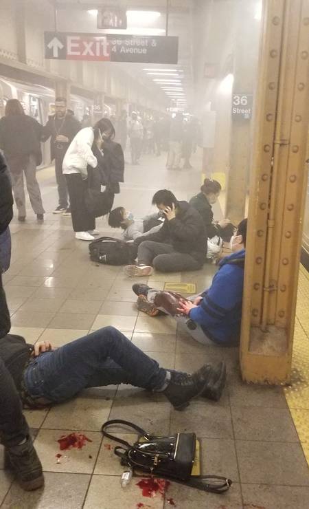 Foto compartilhada nas redes sociais mostra pessoas feridas estão na estação de metrô do Brooklyn Foto: ARMEN ARMENIAN / via REUTERS