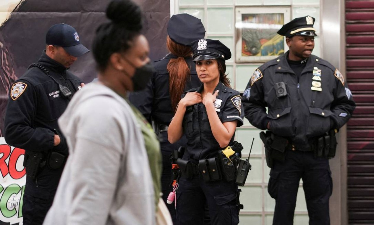 Policiais patrulham os metrôs de Manhattan após um tiroteio em uma estação de metrô do Brooklyn Foto: JEENAH MOON / REUTERS