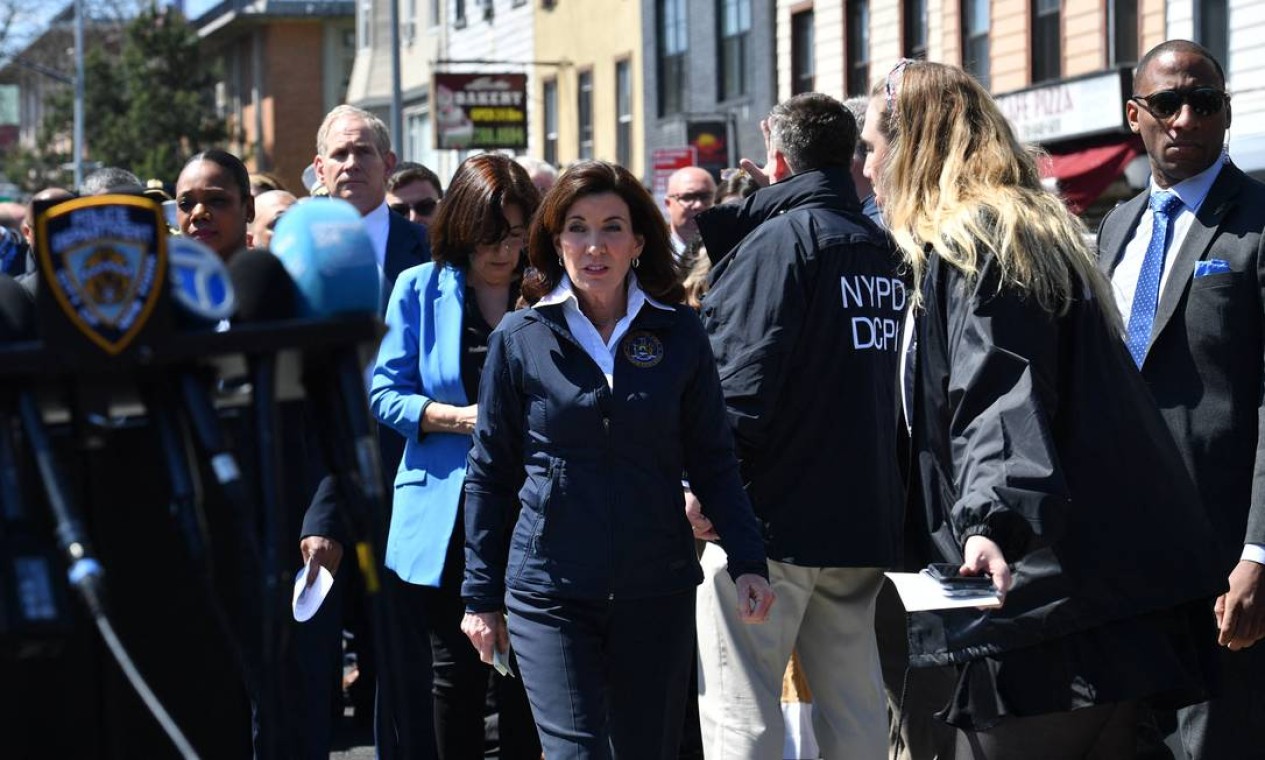 Governadora do estado de Nova York, Kathy Hochul (centro), chega para uma coletiva de imprensa na cidade de Nova York Foto: ANGELA WEISS / AFP