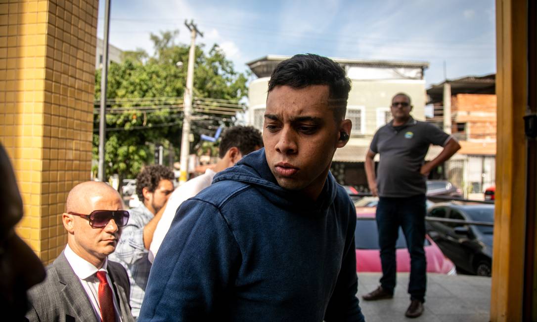 Gabriel Monteiro na chegada à delegacia, em Madureira Foto: Brenno Carvalho / Agência O Globo