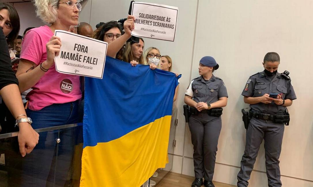 Ucranianas são barradas ao tentar acompanhar sessão no Conselho de Ética Foto: Edilson Dantas / O Globo