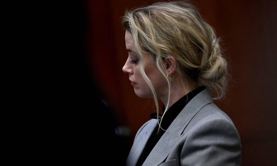 Amber Heard é processada por difamação pelo ex-marido, Johnny Depp. Na foto, ela está no Tribunal de Justiça do Condado de Fairfax, Virgínia, EUA, em 12 de abril de 2022 Foto: Brendan Smialowski/Pool / REUTERS