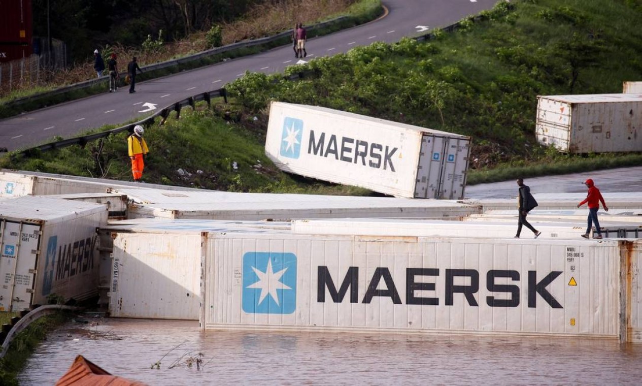 Tempestade arrastou contêineres no porto de Durban, na África do Sul Foto: ROGAN WARD / REUTERS