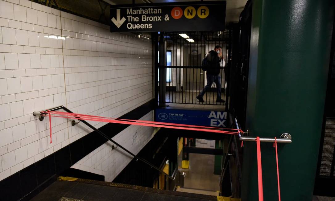 Metrô de Nova York sofreu interrupções após ataque a tiros Foto: Stephanie Keith / New York Times