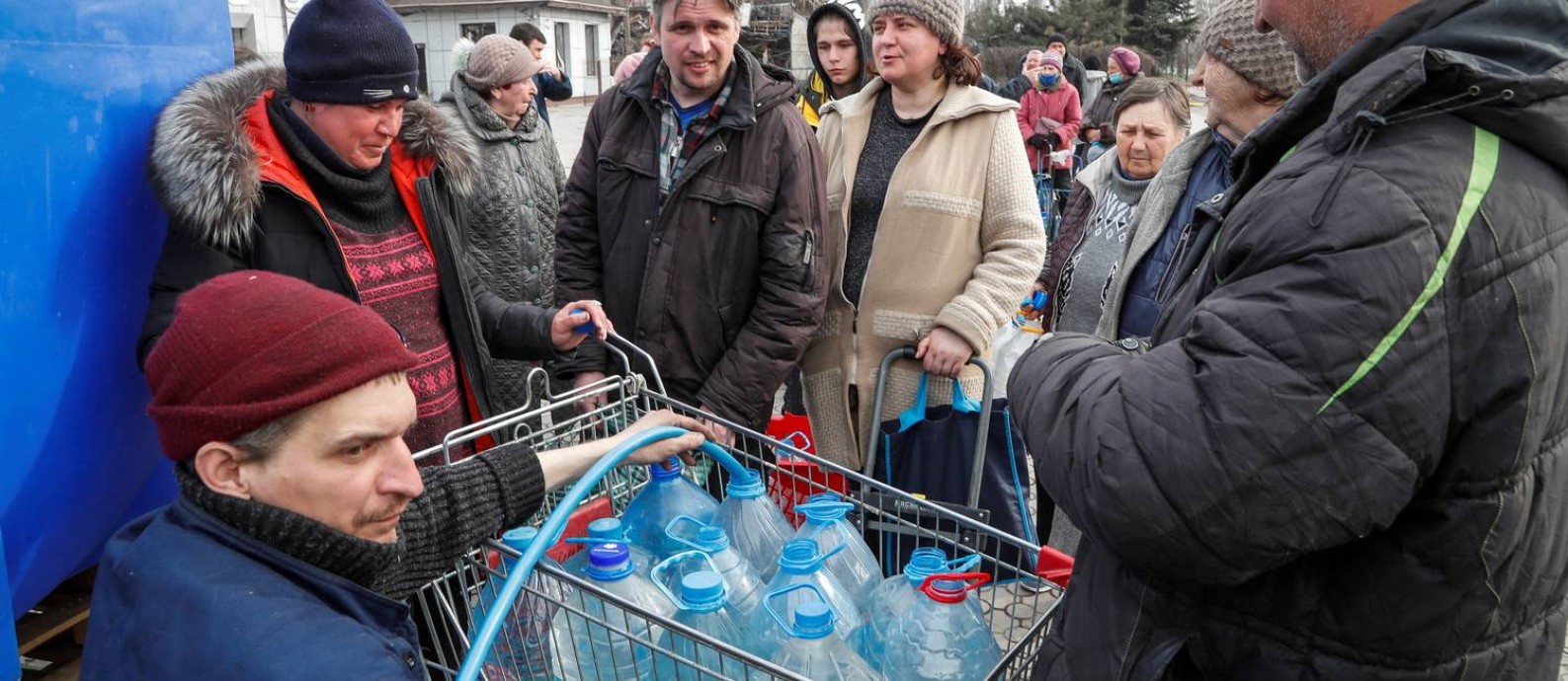 Moradores fazem fila para pegar água na cidade portuária de Mariupol, na Ucrânia Foto: Aexander Eermochenko / Reuters