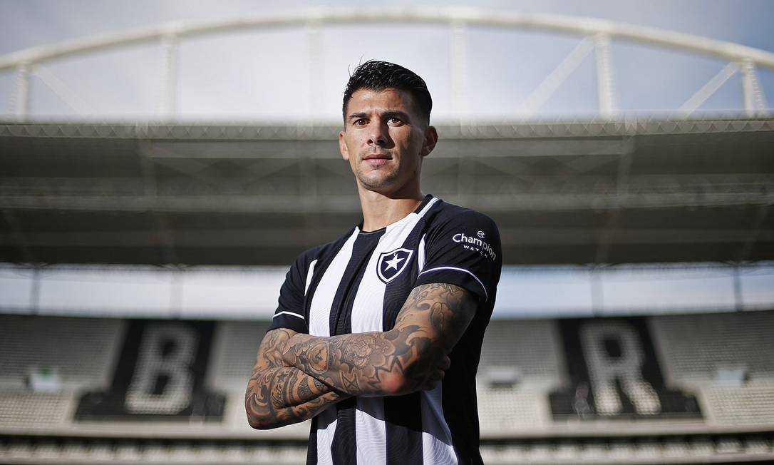 Victor Cuesta, emprestado pelo Internacional, vestiu oficialmente a camisa do Botafogo Foto: Vitor Silva Divulgação