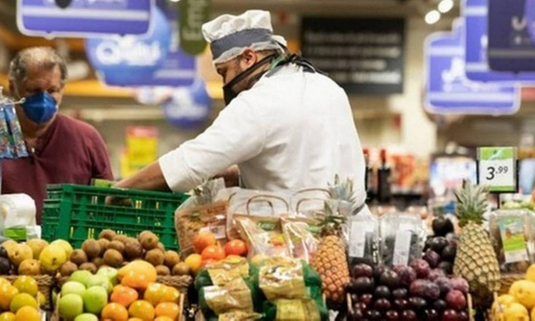 Supermercados vão funcionar todos os dias nos próximos feriados Foto: Ana Branco / Agência O Globo