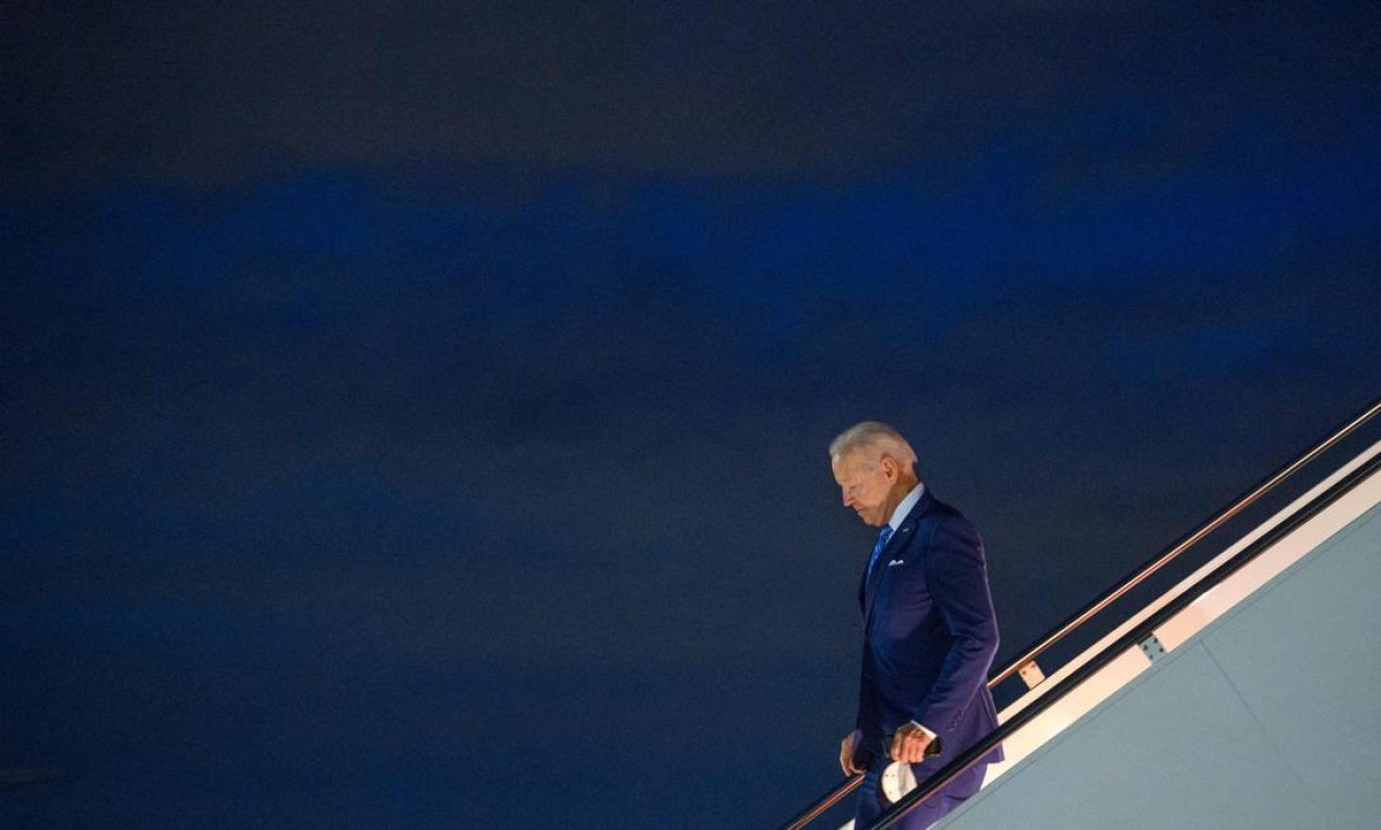 O presidente dos EUA, Joe Biden desembarca em Washington, depois de visitar Menlo, Iowa, onde anunciou plano para reduzir preço do combústível. O país enfrenta a maior alta em 40 anos Foto: MANDEL NGAN / AFP