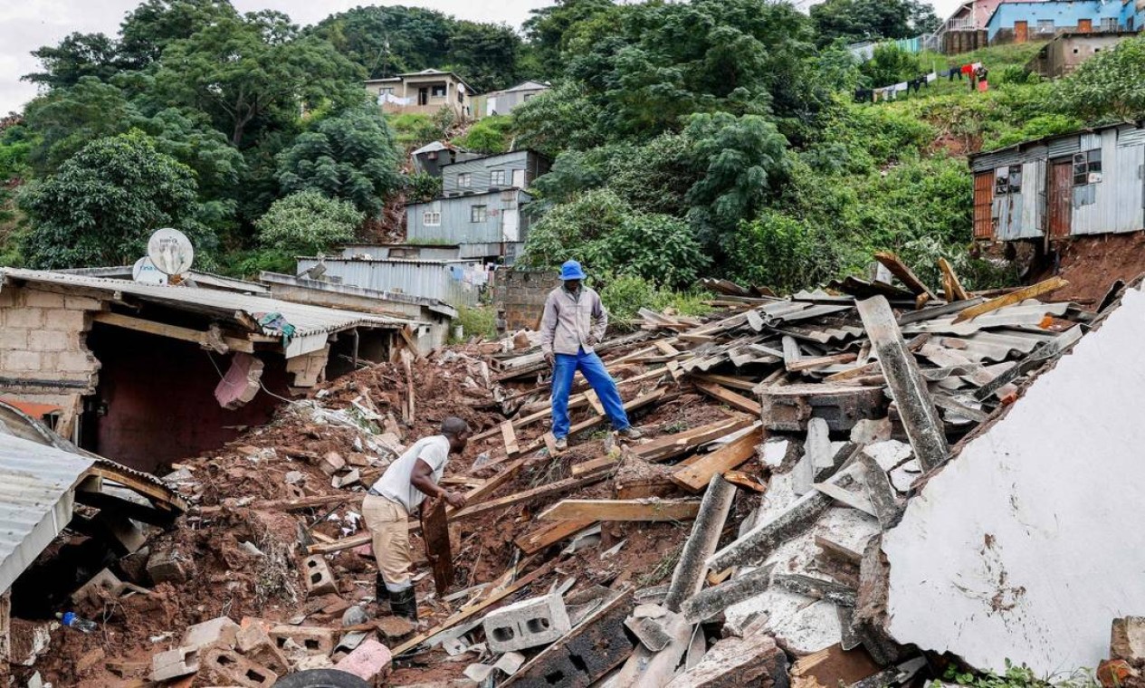 Residente em meio aos escombros de igreja metodista em Clermont, próximo de Durban, na África do Sul, após forte chuva e deslizamento que destruiu construção Foto: PHILL MAGAKOE / AFP