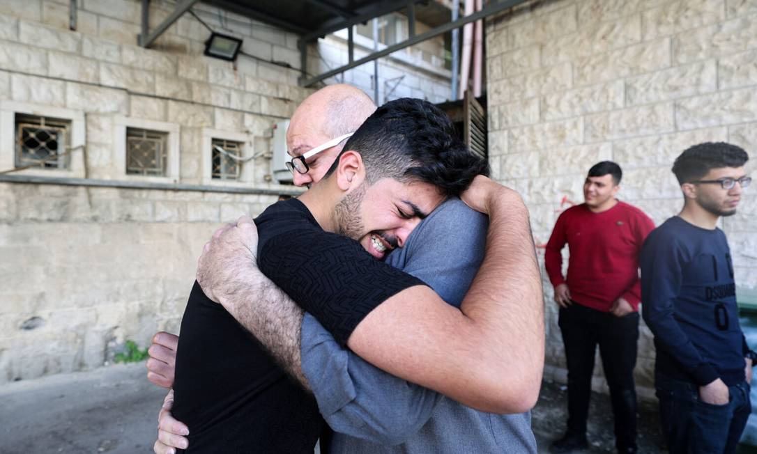 Palestinos lamentam notícias sobre advogado morto a tiros por tropas israelenses na cidade de Nablus Foto: JAAFAR ASHTIYEH / AFP