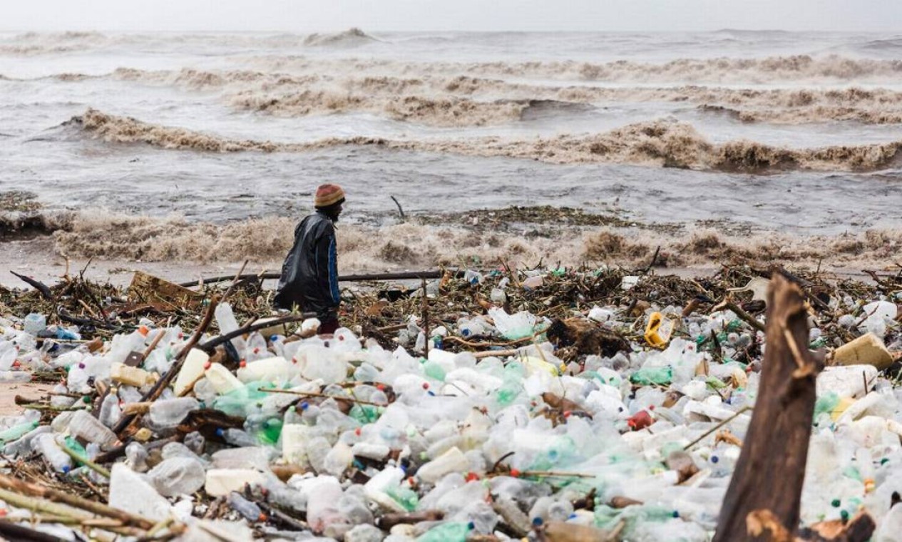 Lixo e galhos foram arrastados por enxurrada até a praia Lagoon em Durban, África do Sul Foto: RAJESH JANTILAL / AFP