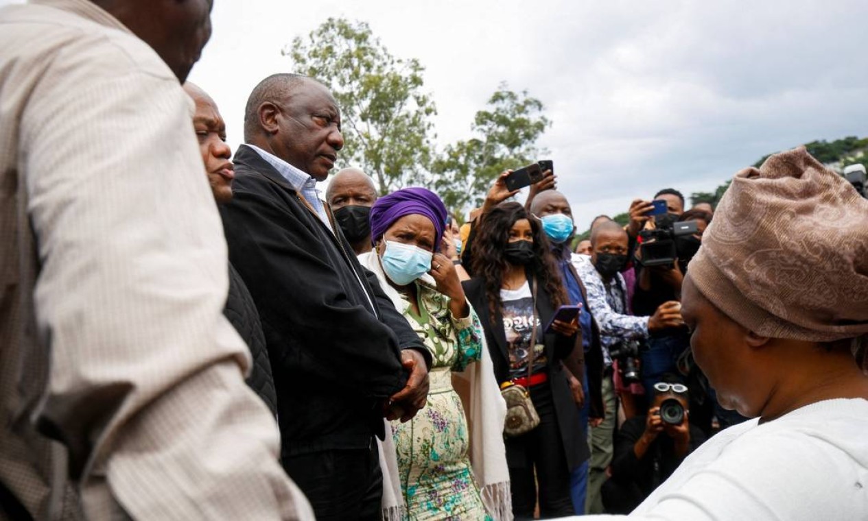 Presidente Cyril Ramaphosa faz visita a pessoas afetadas por temporais que atigiram a África do Sul Foto: ROGAN WARD / REUTERS