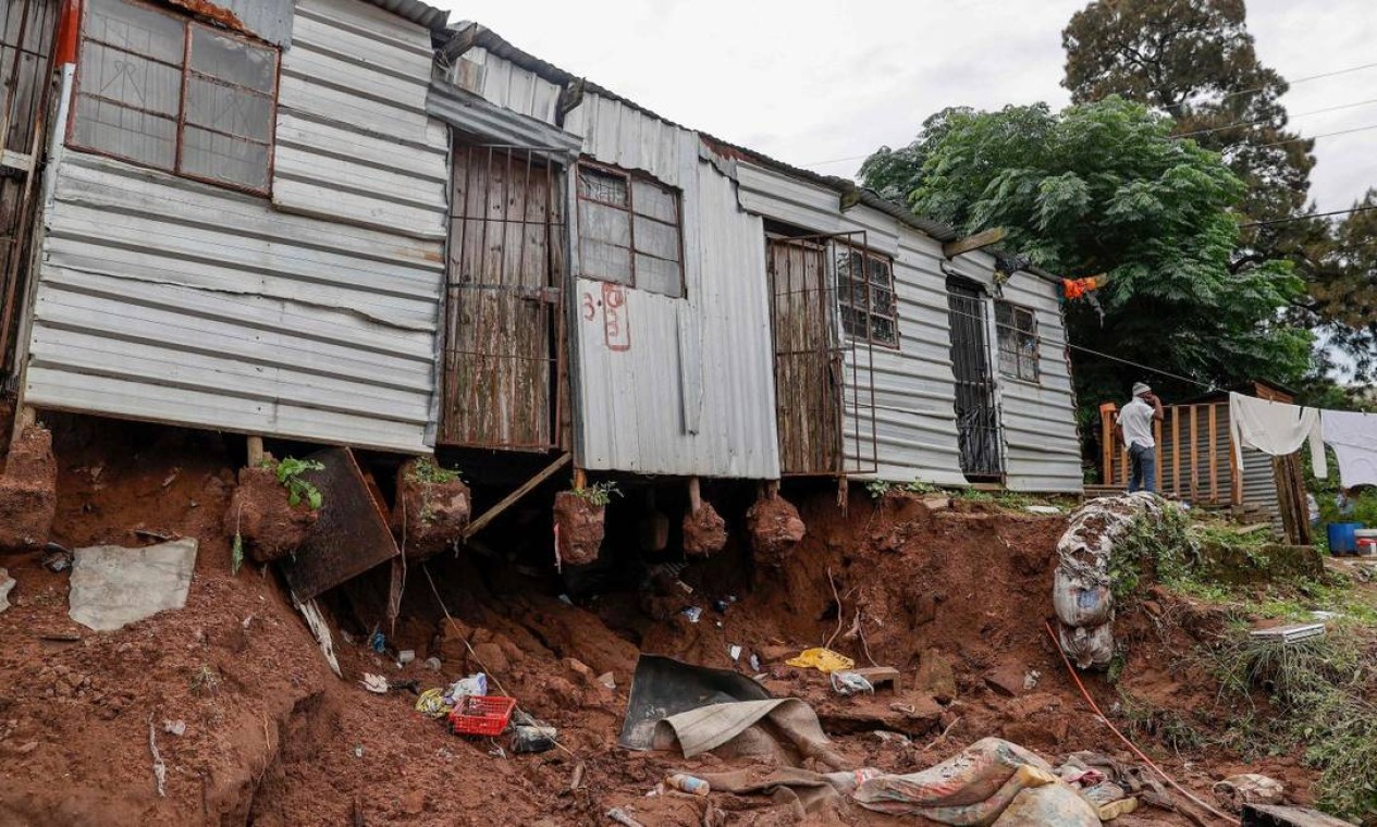 Destruoição em Clermont, próximo de Durban, na África do Sul, após fortes chuvas que atingiram a região Foto: PHILL MAGAKOE / AFP
