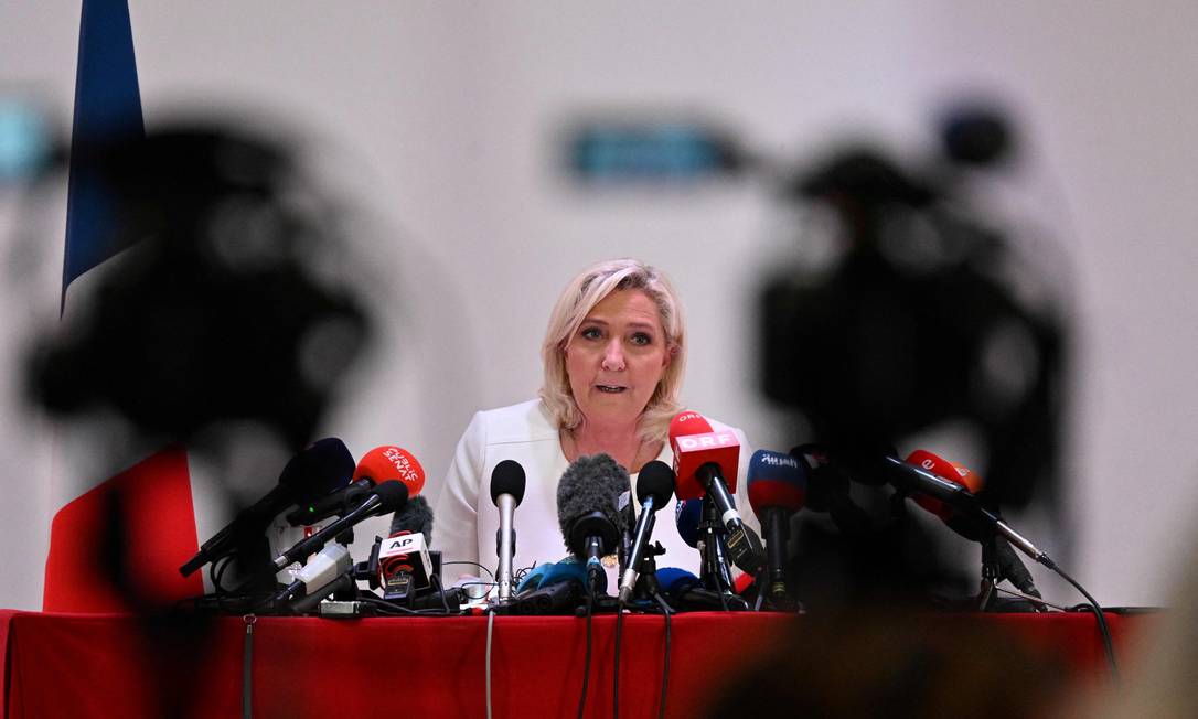  A candidata ultranacionalista à eleição presidencial francesa, Marine Le Pen, durante entrevista a jornalistas Foto: EMMANUEL DUNAND / AFP