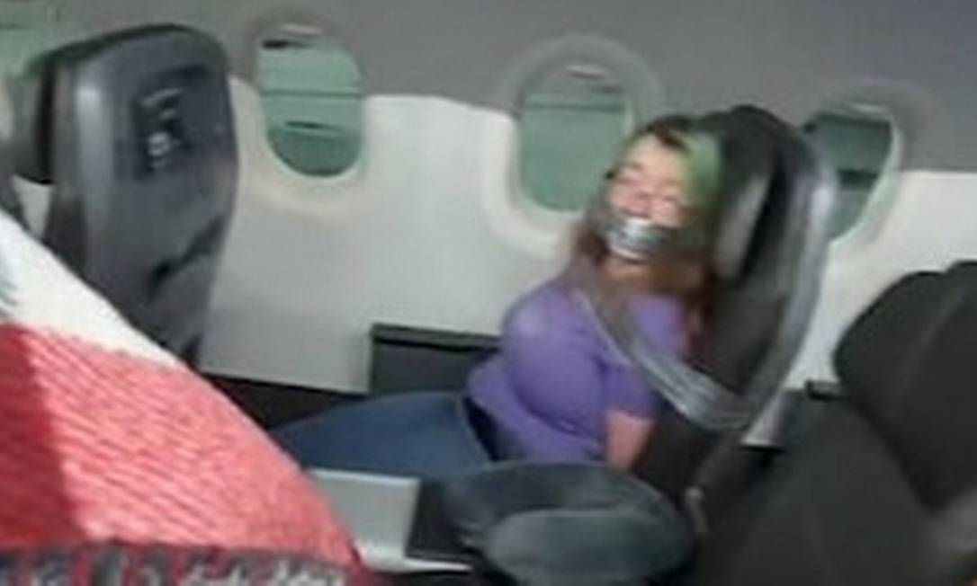 Mulher precisou ser presa a assento de avião com fita adesiva Foto: Reprodução Tik Tok