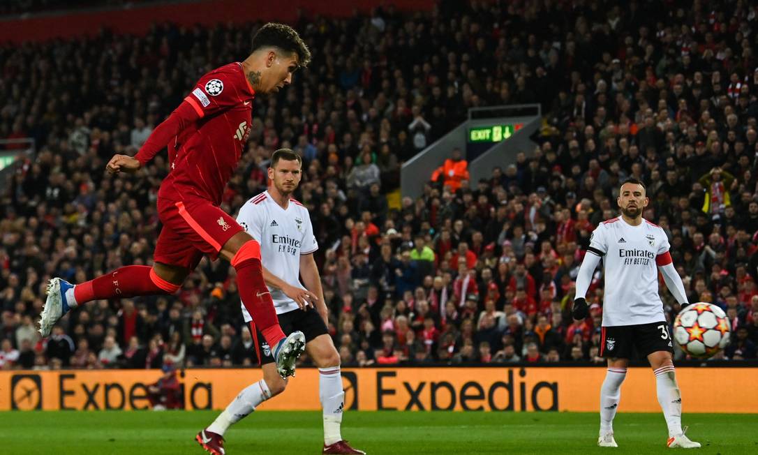 Roberto Firmino marcou dois gols no empate entre Liverpool e Benfica Foto: Paul Ellis/AFP